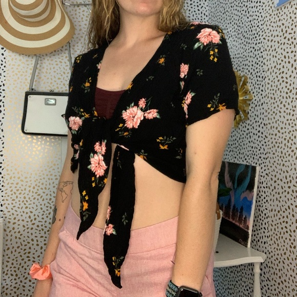 Tie Front Crop - Picture 3 of 8